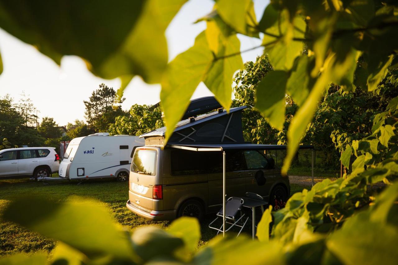 Camping @ Nogometni Golf Ljubljana Hotel Eksteriør billede